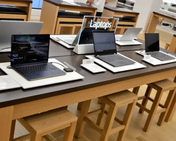 Laptop powystawowy czy warto? Poznaj zalety i ryzyka zakupu