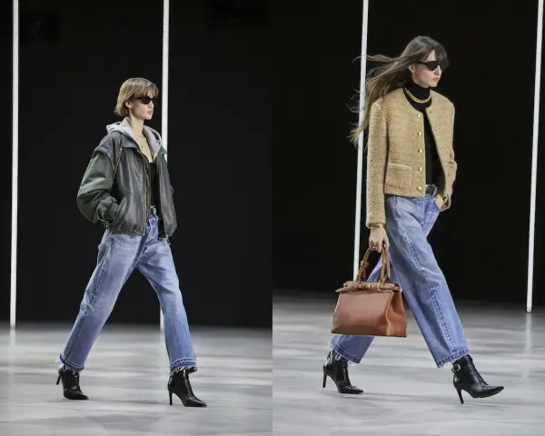 Due modelle sfilano con un **outfit jeans e stivali**. La prima indossa una giacca in pelle e cappuccio, la seconda un blazer beige.
