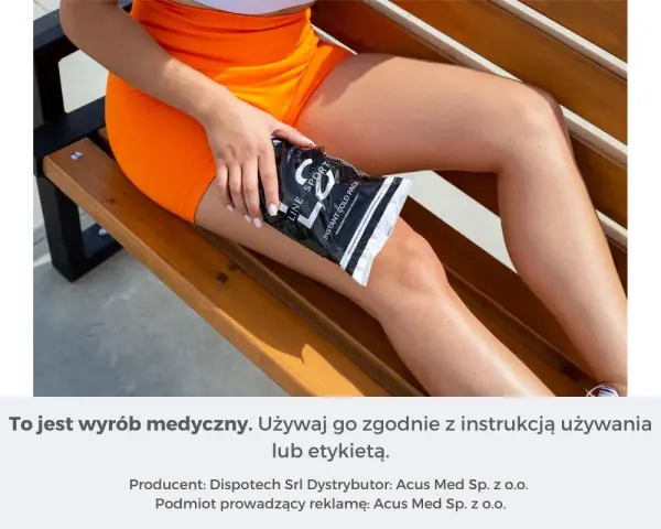 Kobieta z pomarańczowymi szortami stosuje zimny okład na udo, łagodząc potencjalne zakwasy po treningu.