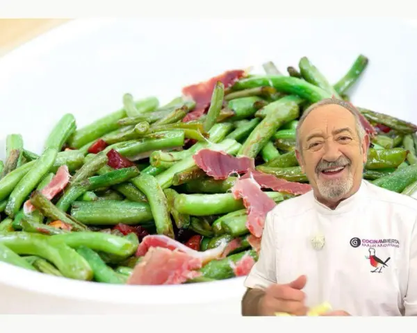 Chef sonriente presenta plato de judías verdes con jamón, ideal para tus recetas.