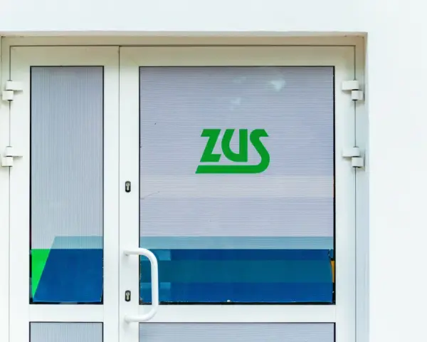 Drzwi z zielonym logo ZUS.