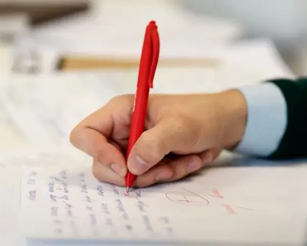 Czy po studiach podyplomowych pisze się pracę? Oto co musisz wiedzieć