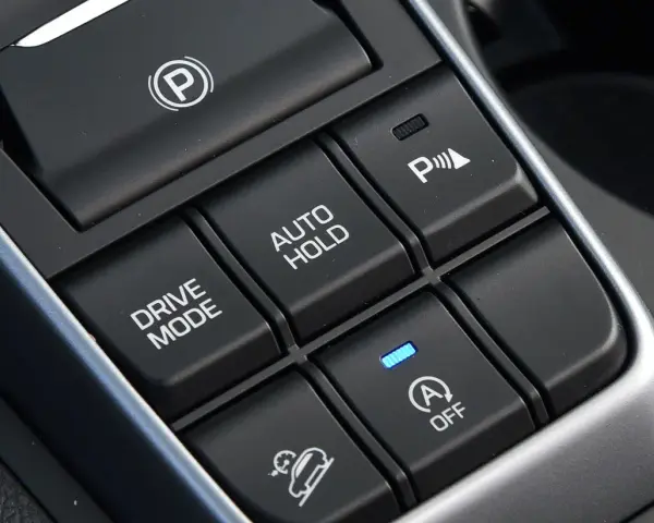 Przyciski w samochodzie: hamulec postojowy, Drive Mode, Auto Hold, asystent parkowania i kontrola zjazdu ze wzniesienia. Hill holder ułatwia ruszanie pod górę.