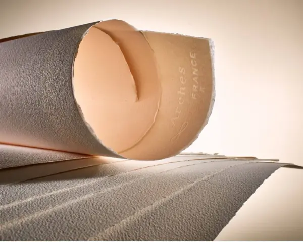 Rouleaux de papier Arches France, révélant la texture papier aquarelle unique. L'art commence ici.