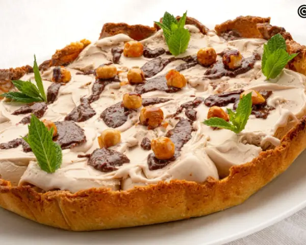 La tarta de hoy de Eva Arguiñano, una delicia helada con base crujiente, coronada con helado cremoso, chocolate y avellanas.
