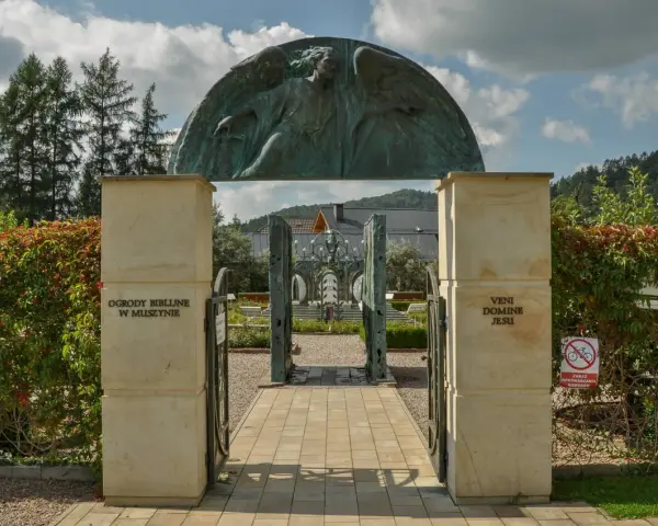 Ogrody Biblijne w Muszynie to wspaniałe atrakcje na weekend. Monumentalny anioł nad bramą zaprasza do zwiedzania.