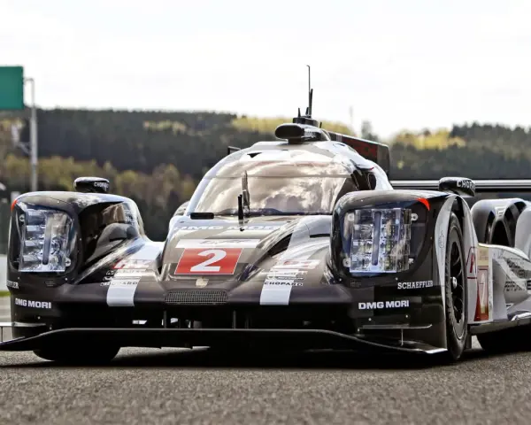 Wyścigowy Porsche 919 z numerem 2 na masce, gotowy do startu na torze wyścigowym.