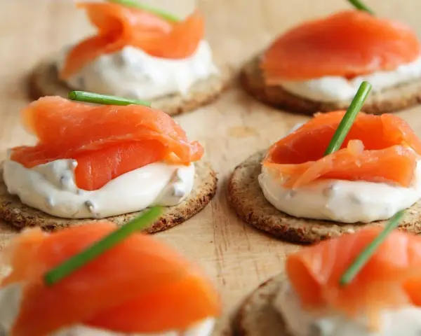 Deliziosi crostini con salmone affumicato, formaggio cremoso e erba cipollina. Un antipasto perfetto, quasi come un salmone in gravidanza per la sua ricchezza.