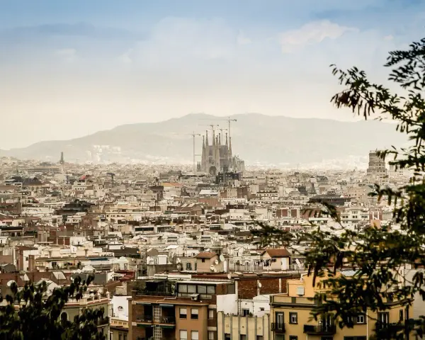 Widok na Barcelonę z Sagradą Familią w oddali. Zastanawiasz się, ile się leci do Barcelony, patrząc na to miasto?