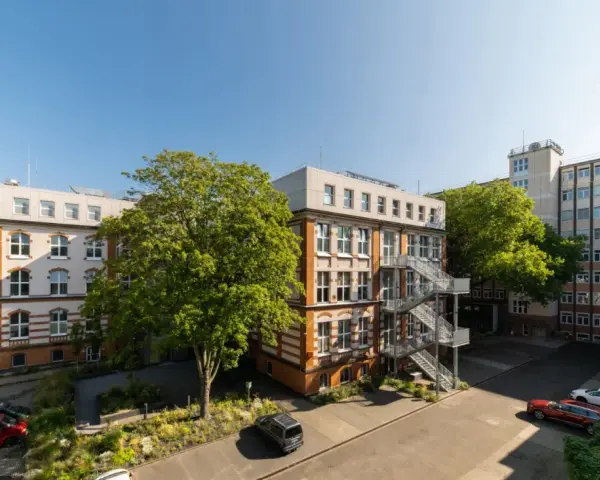 Gebäudeensemble mit moderner Fassade und alten Ziegelsteinelementen, ideal für ein Dortmund Architektur Studium.