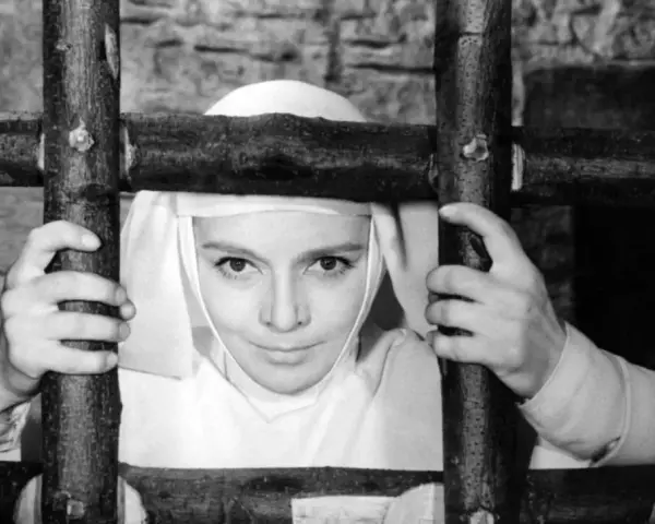 Młoda zakonnica za kratami, scena z jednego z klasycznych, **starych polskich filmów**.