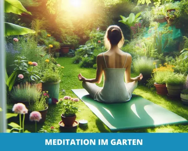 Frau in weißer Kleidung praktiziert Meditation im Garten. Die Erdung durch die Natur unterstützt die innere Ruhe.