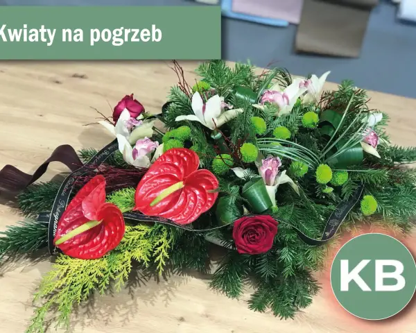 Eleganckie kwiaty na pogrzeb: anturium, róża, storczyki i zielone chryzantemy w stroiku z gałązek iglastych.