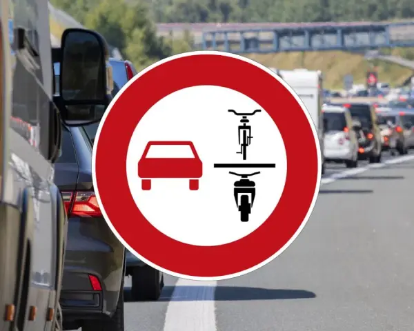 Znak zakazu wjazdu dla samochodów, rowerów i motocykli. Korek na autostradzie, widoczna wwl rejestracja.
