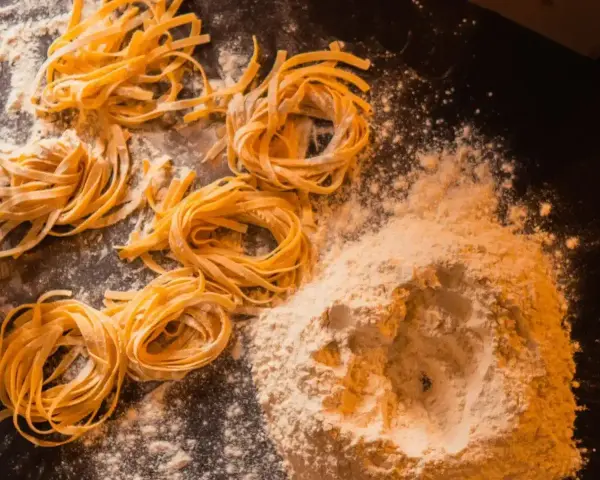 Domowy makaron, jak u babci, gotowy do gotowania. Pyszny przepis na tagliatelle.