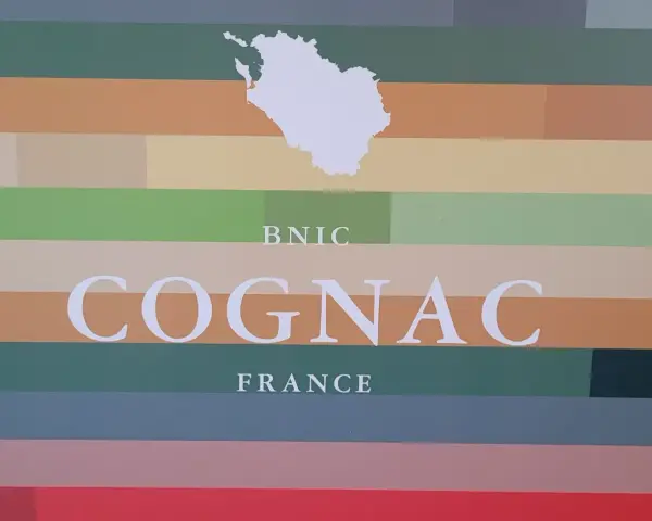 BNIC COGNAC FRANCE: die Region, woraus wird Cognac gemacht, mit einer weißen Umrisskarte.