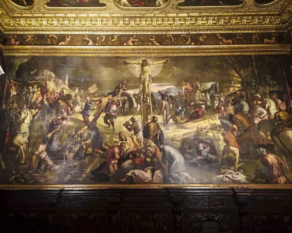 La Crocifissione, una delle grandiose opere della Scuola Grande di San Rocco, con una folla di figure e cavalli.