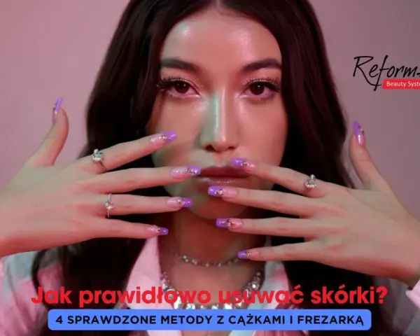 Kobieta z pięknymi paznokciami pokazuje, jak usunąć skórki wokół paznokci, prezentując 4 metody z cążkami i frezarką.