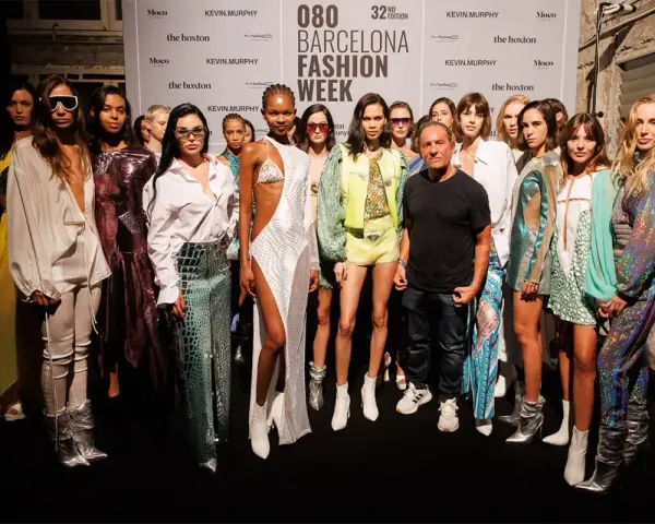 Modelos en la 080 Barcelona Fashion Week, con un diseñador. ¡Un desfile que parece un verdadero custo outlet de moda!