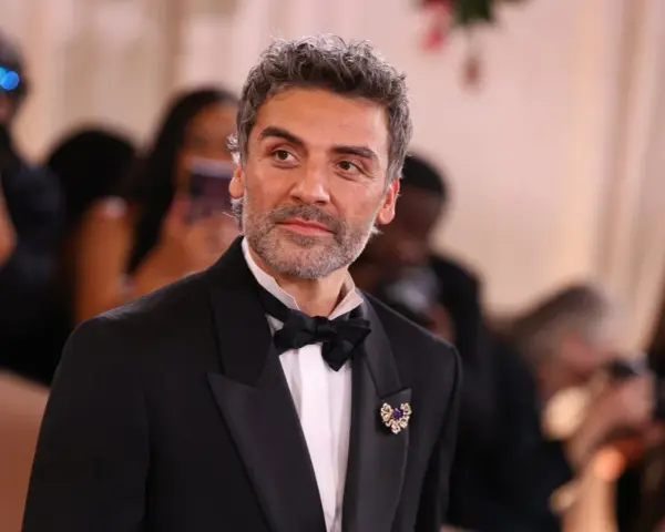 Oscar Isaac w eleganckim smokingu, gotowy na premierę swoich najnowszych filmów, seriali i programów.