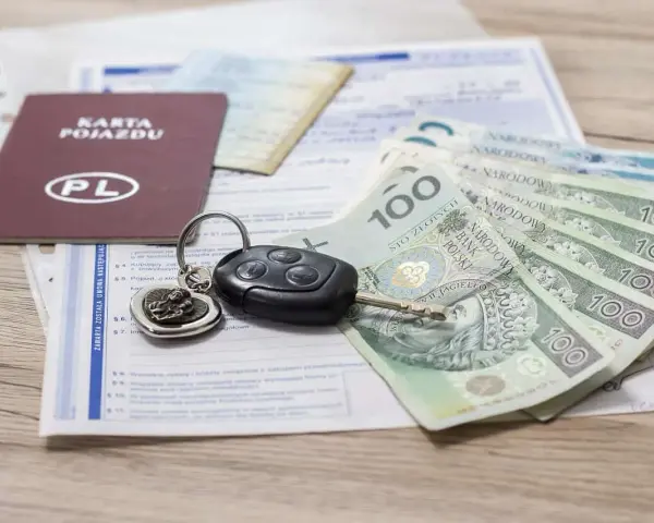 Karta pojazdu, kluczyki i pieniądze – komplet dokumentów i środków na zakup nowego samochodu.