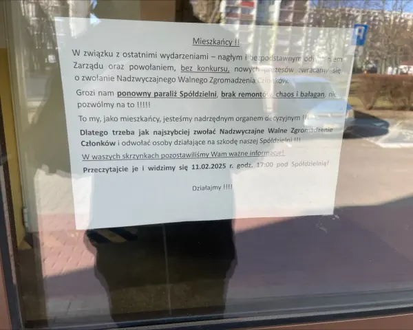 Ogłoszenie na szybie z informacją o zwołaniu Nadzwyczajnego Walnego Zgromadzenia Członków Spółdzielni.