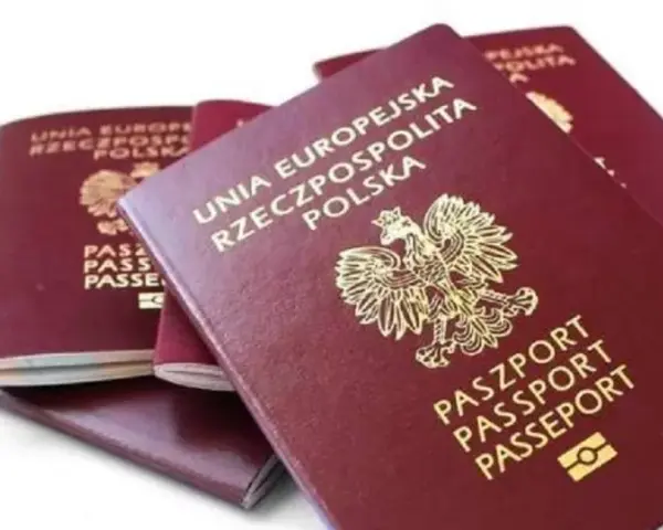 Kilka paszportów Unii Europejskiej. Czy do Szkocji potrzebny jest paszport? Tak, jeśli nie jesteś obywatelem UE.