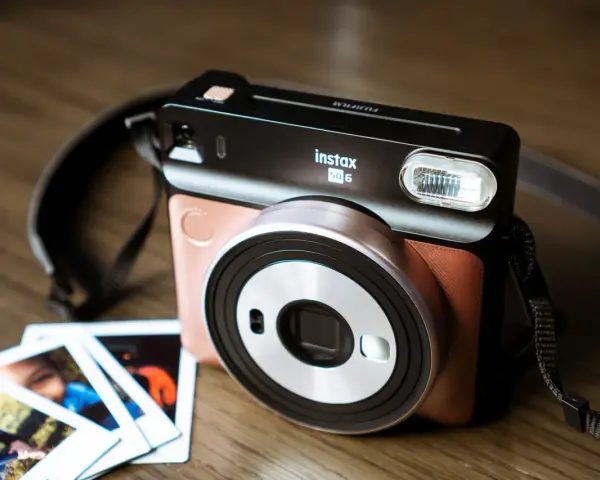 Aparat natychmiastowy: Wybierz idealny! Instax, Polaroid, Zoemini