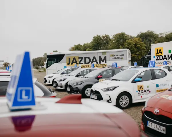 Samochody szkoleniowe z literą "L" na dachu, gotowe do nauki jazdy. Dowiedz się, od ilu lat można zdobyć prawo jazdy AM.