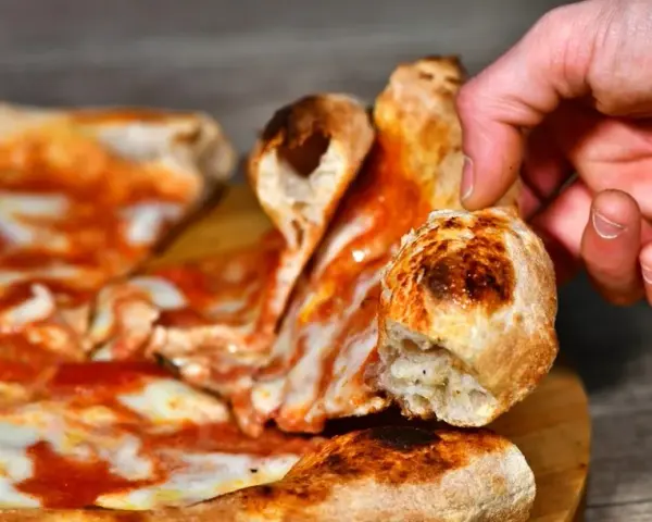 Ile drożdży na 1 kg mąki do pizzy? Sekrety idealnego ciasta
