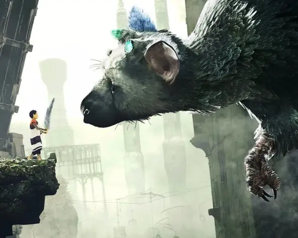 Chłopiec z piórem w ręku stoi na skale, patrząc na ogromnego stwora. Scena z gry The Last Guardian PS4.