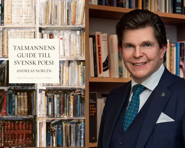 Andreas Norlén presenterar "Talmannens guide till svensk poesi" bland bokhyllor, en hyllning till fallande versfot.