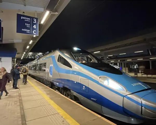 Nowoczesny pociąg Pendolino na peronie, gotowy do podróży ze Szczecina do Warszawy.