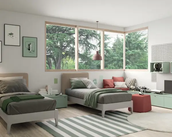 Cameretta con 2 letti singoli, decorazioni a tema videogiochi e un'ampia finestra con vista sul verde.