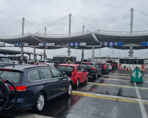 Korki samochodów przed terminalem. Kolejka do odprawy, w tle widać konstrukcje terminalu. Sprawdzanie eurotunel cena.