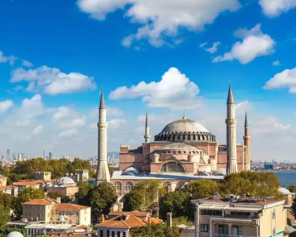 Majestatyczna Hagia Sophia, symbol europejskiej części Turcji, góruje nad Stambułem.