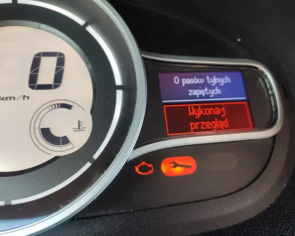 Pomarańczowy kluczyk kontrolka renault świeci się, informując o konieczności wykonania przeglądu. Na wyświetlaczu widać też informację o tylnych pasach.