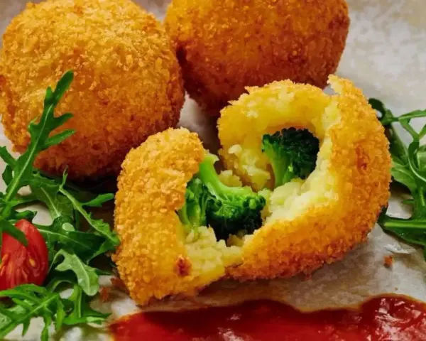 Chrupiące kulki ziemniaczane z brokułami w panierce panko. Pyszne, co to za danie?