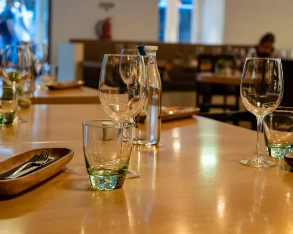 Gedeckter Tisch mit Gläsern und Besteck. Hier kann man entspannt glutenfrei essen und genießen.