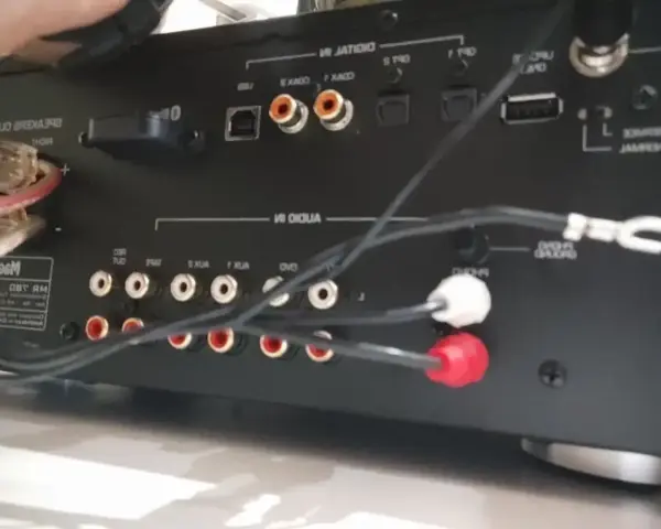 Złącza wzmacniacza, w tym wejścia RCA i USB. Podłączanie uziemienia gramofonu do zacisku GND zapewni czysty dźwięk.