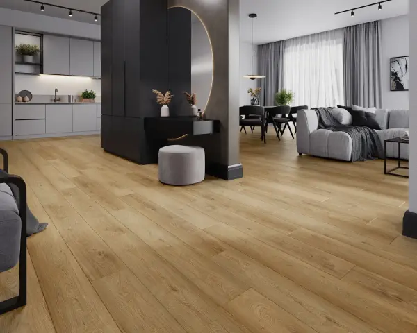 Drewnopodobne panele laminowane czy winylowe tworzą ciepłą bazę dla nowoczesnego wnętrza z kuchnią, salonem i toaletką.