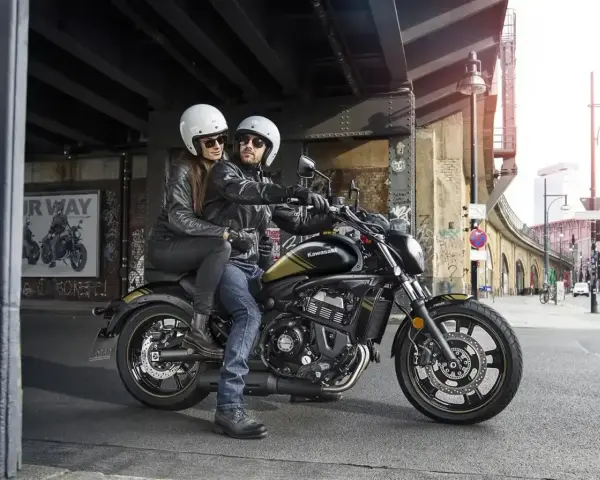 Para, siedząca na motocyklu Kawasaki Vulcan S 650, pod wiaduktem. Poznaj kawasaki vulcan s 650 dane techniczne.