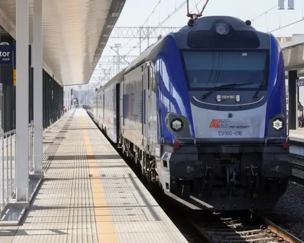 Nowoczesny pociąg PKP Intercity EU160-016 na peronie, gotowy do podróży z Warszawy do Łodzi.