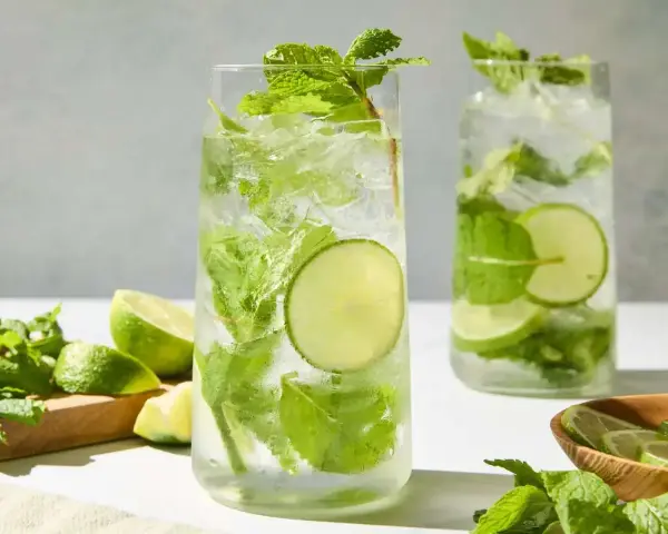 Orzeźwiający bacardi drink ze spritem, lodem, miętą i limonką. Idealny na upalne dni.