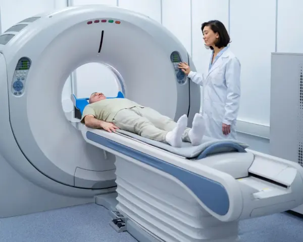 TK głowy: Co wykrywa? Diagnoza urazów, guzów, udarów i więcej