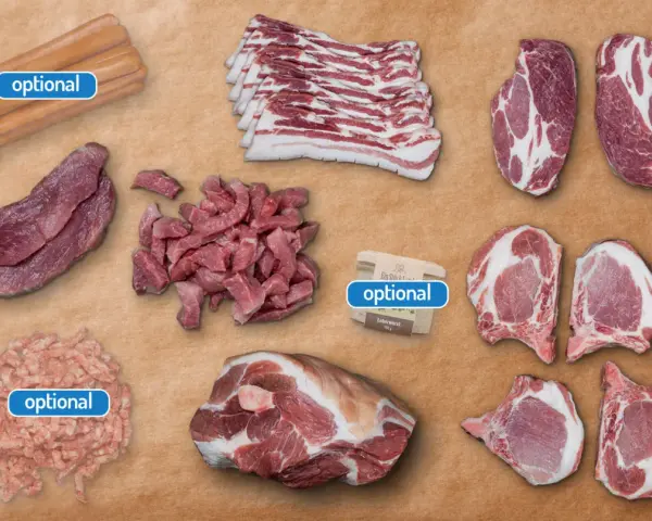 Verschiedene Fleischstücke, darunter Bratwürste, Speck, Rindersteaks und Schweinekoteletts. Der **Sattelschwein Geschmack** ist hier vielfältig zu erleben.