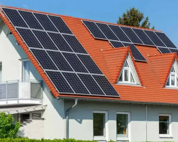Dom z panelami fotowoltaicznymi na dachu. To przyszłość, czyli autokonsumpcja energii z fotowoltaiki.