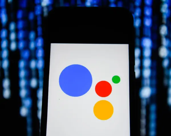 Smartphone-Display mit Google Assistant Logo. Anleitung zum google assistant deaktivieren.