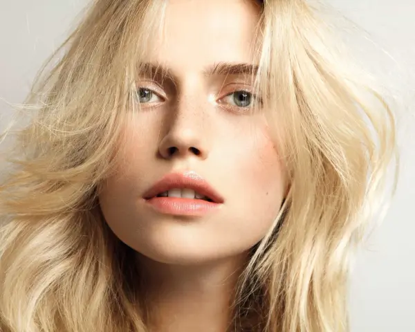 Goldblond Haare: So erzielen Sie den perfekten Farbton ohne Brassigkeit