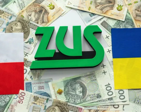 ZUS, polskie i ukraińskie flagi, banknoty. Temat: emerytura dla ukraińców.